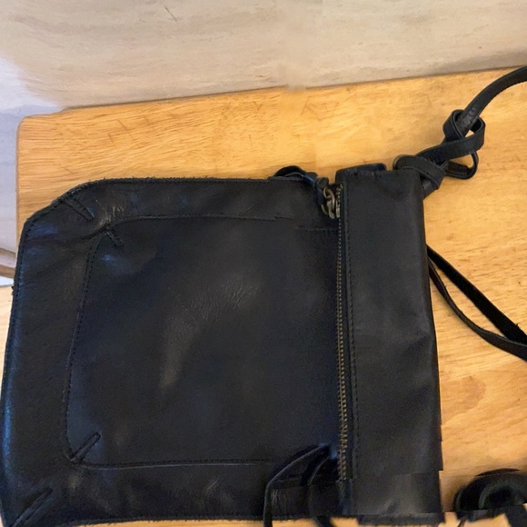 Chen & Derington Chic Black Leather Crossbody Bag - Picture 5 of 10